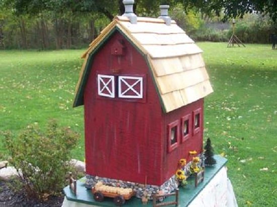 Side View Barn Birdhouse